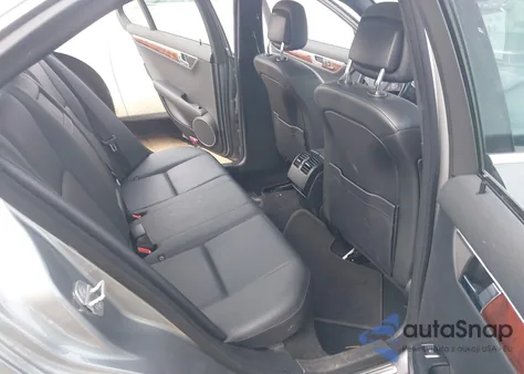 2011 Mercedes-Benz C 300 z USA, uszkodzony, nr VIN WDDGF8BB1BR166056